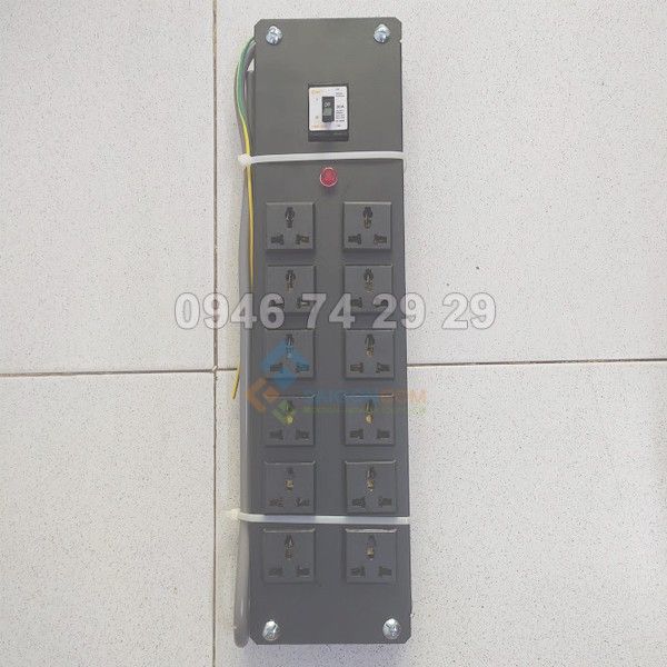 Ổ cắm tủ rack COMRACK 12 port có CB 30A